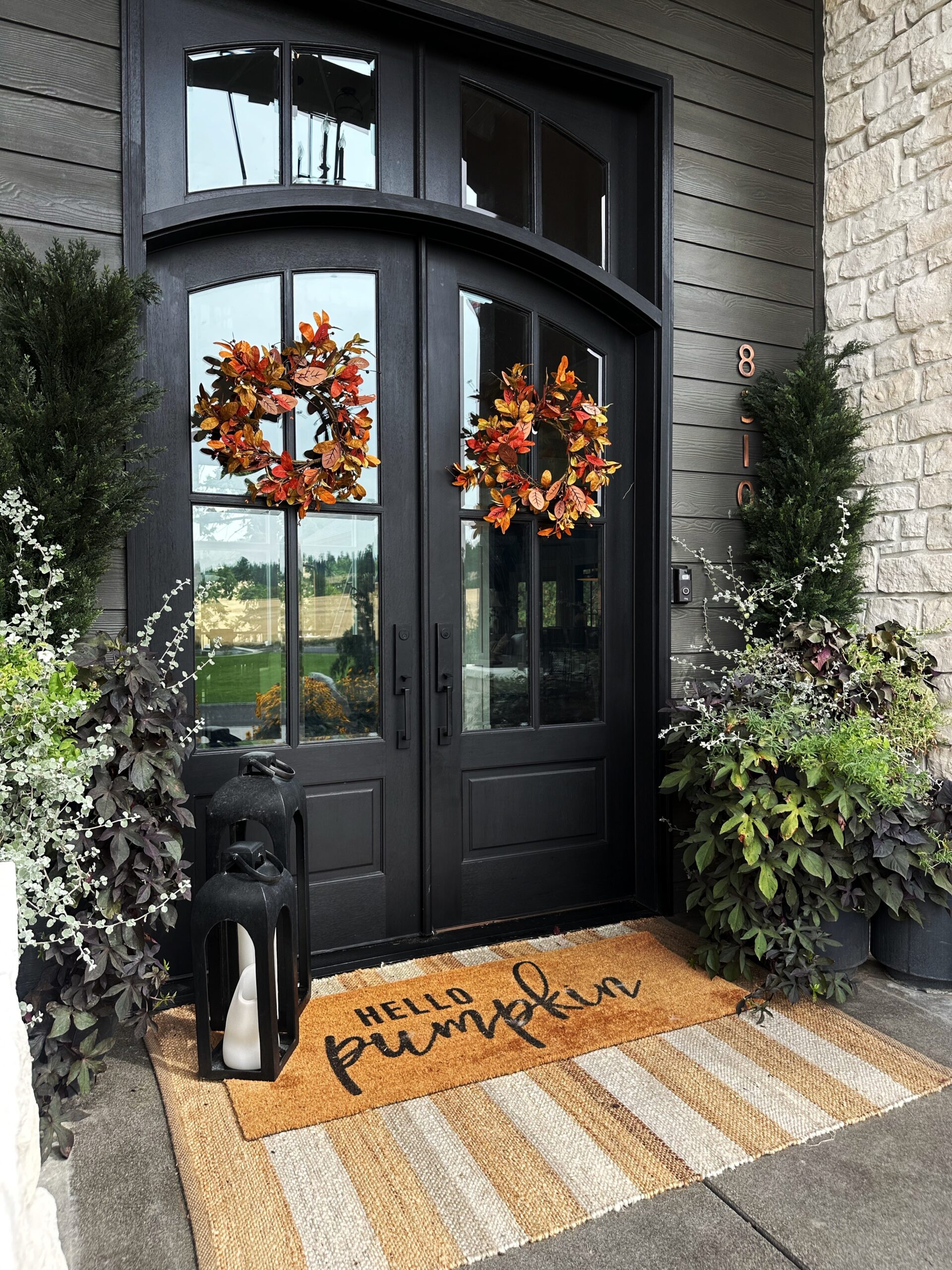 fall home edit my front porch | #fall #fallhome #falldecor #decor #homedecor #wreath #pumpkin #welcomemat #rug #plant #basket