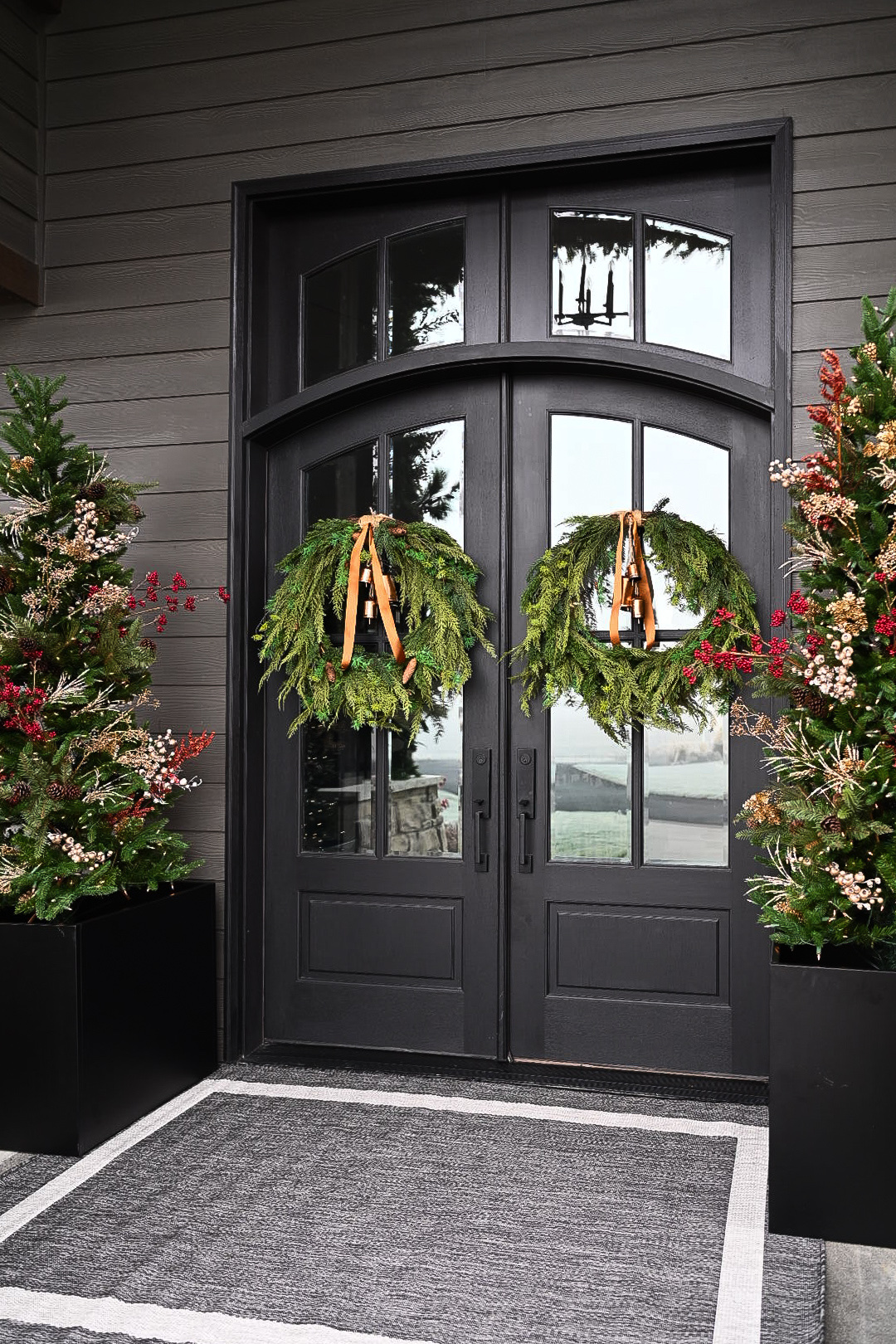 holiday home edit | my front porch | #holiday #holidayhome #holidayhomeedit #frontporch #chrismas #christmastree #christmaswreath #wreath #garland #ribbon #planterbox