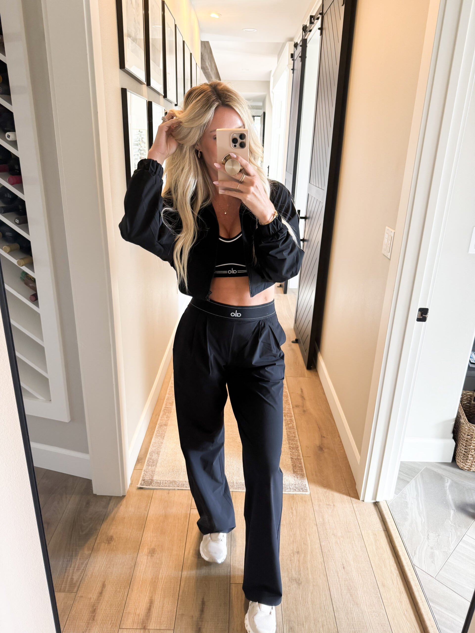 casual fall outfit ideas, black set, alo yoga