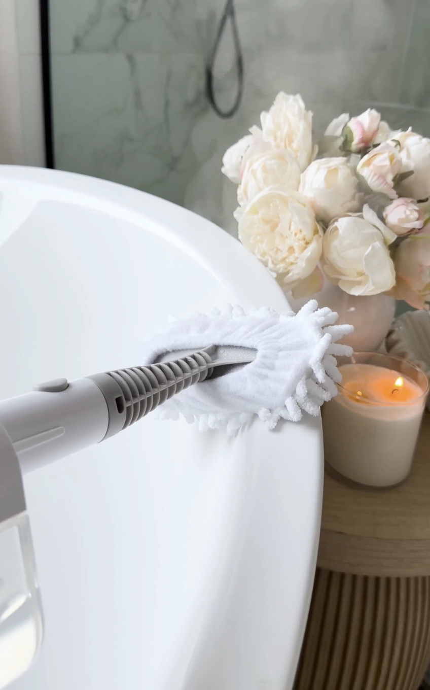 steam mop cleaning bathtub